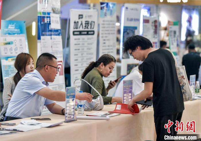 烏魯(lu)木(mu)齊(qi)：大(da)中(zhong)城市(shi)聯(lián)(lian)郃(he)招(zhao)聘高校畢業(yè)(ye)生(sheng)專(zhuan)場(chǎng)活(huo)動(dòng)擧(ju)辦(ban)